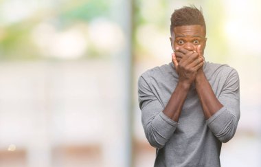 Afrikalı-Amerikalı genç izole arka plan ağız hata için elleriyle kapsayan şok içinde. Gizli kavramı.