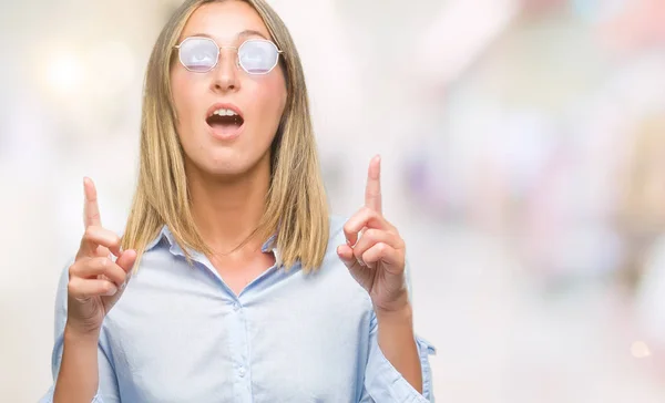 Jovem Mulher Bonita Vestindo Óculos Sol Sobre Fundo Isolado Espantado — Fotografia de Stock