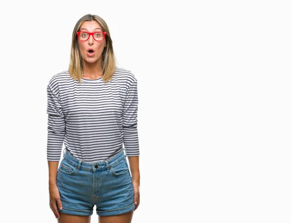 Jovem Mulher Bonita Vestindo Óculos Sobre Fundo Isolado Com Medo — Fotografia de Stock