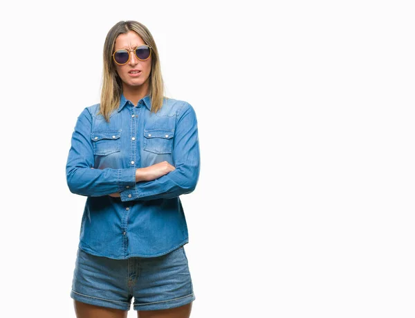 Mujer Hermosa Joven Con Gafas Sol Sobre Fondo Aislado Escéptico —  Fotos de Stock