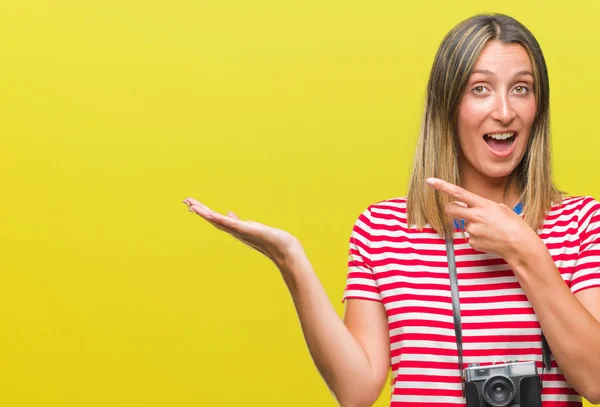 Mooie Jongedame Fotograferen Met Vintage Fotocamera Geïsoleerde Achtergrond Verbaasd Lachend — Stockfoto