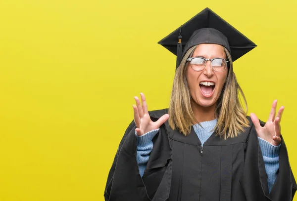 Joven Hermosa Mujer Con Uniforme Graduado Sobre Fondo Aislado Loco — Foto de Stock