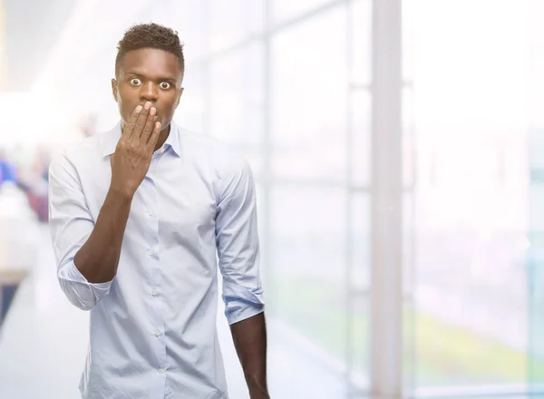 Jonge Afro Amerikaanse Man Het Dragen Van Een Shirt Cover — Stockfoto