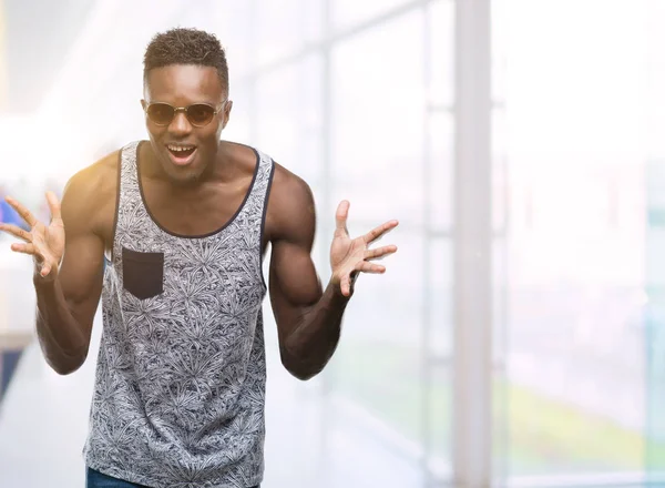 Unga Afroamerikanska Man Bär Solglasögon Mycket Glad Och Upphetsad Vinnare — Stockfoto