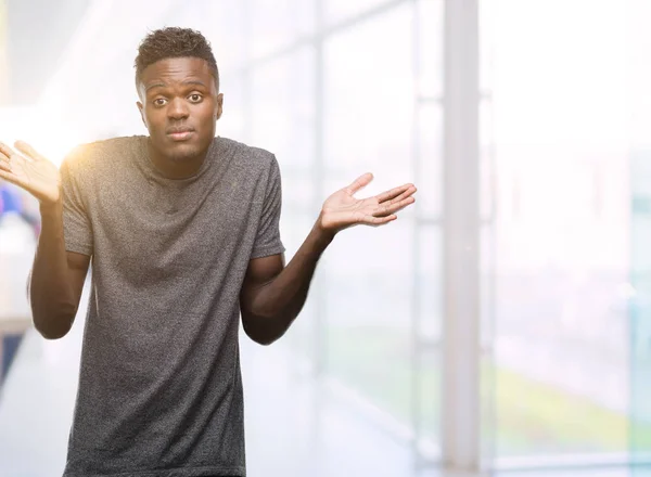 Giovane Uomo Afroamericano Che Indossa Shirt Grigia Espressione Indiscreta Confusa — Foto Stock