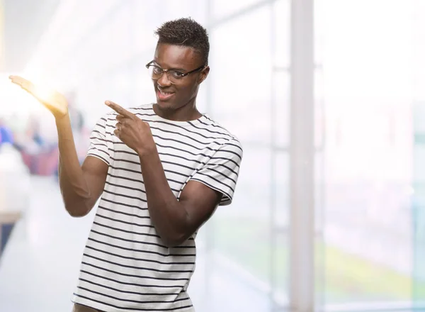 Unga Afroamerikanska Mannen Bär Glasögon Och Marinblå Shirt Förvånade Och — Stockfoto