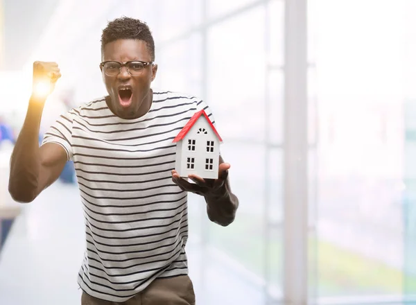 Jonge Afro Amerikaanse Man Houden Huis Boos Gefrustreerd Schreeuwen Met — Stockfoto