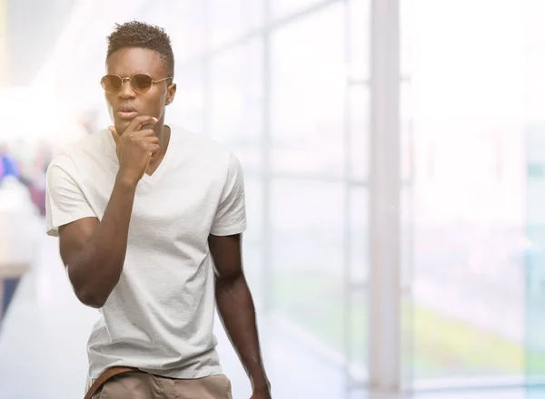 Młody Człowiek African American Sobie Okulary Poważne Twarz Myślenia Pytanie — Zdjęcie stockowe