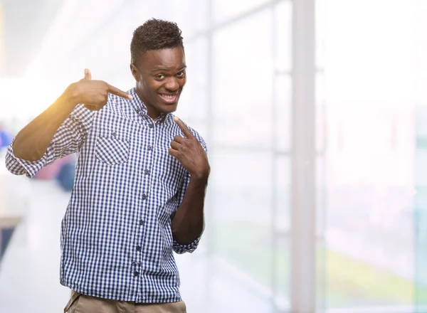 Jovem Afro Americano Vestindo Camisa Azul Sorrindo Confiante Mostrando Apontando — Fotografia de Stock