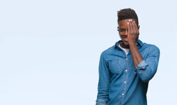 Młody Człowiek African American Białym Tle Obejmujące Jedno Oko Ręką — Zdjęcie stockowe