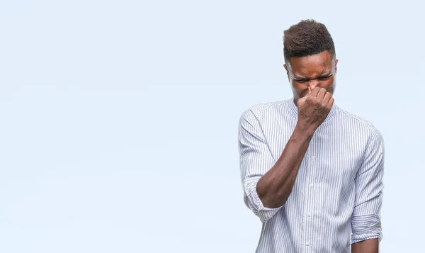 年轻的非洲裔美国人在孤立的背景下闻到一些臭味和恶心 难以忍受的气味 用手指在鼻子上呼吸 坏气味概念 — 图库照片