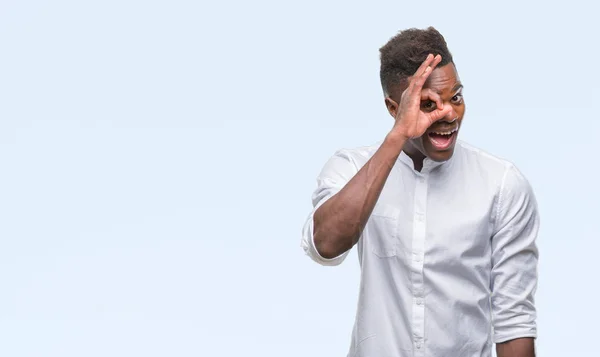 Joven Afroamericano Hombre Sobre Aislado Fondo Haciendo Gesto Con Mano — Foto de Stock