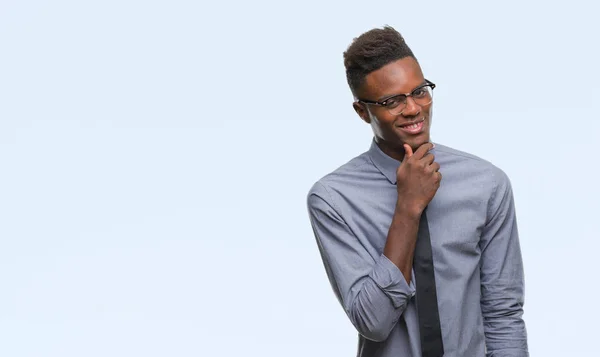 Fiatal Afro Amerikai Üzletember Keresi Benne Kamera Mosollyal Karokkal Kezével — Stock Fotó