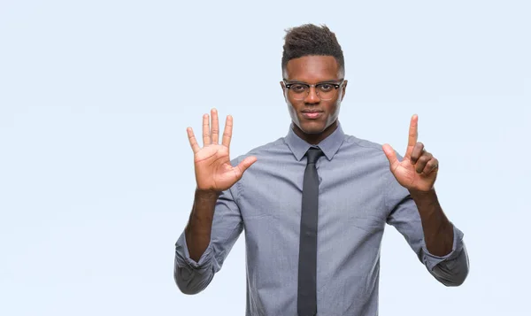 Молодой Африканский Американский Бизнесмен Изолированном Фоне Показывает Показывает Пальцами Номер — стоковое фото