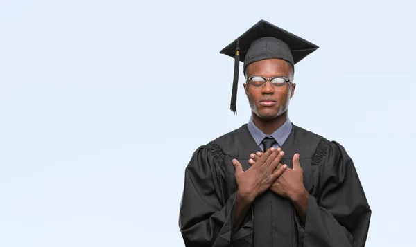 Mladý Absolvoval Afroamerické Muže Nad Izolované Pozadí Úsměvem Rukama Hrudi — Stock fotografie