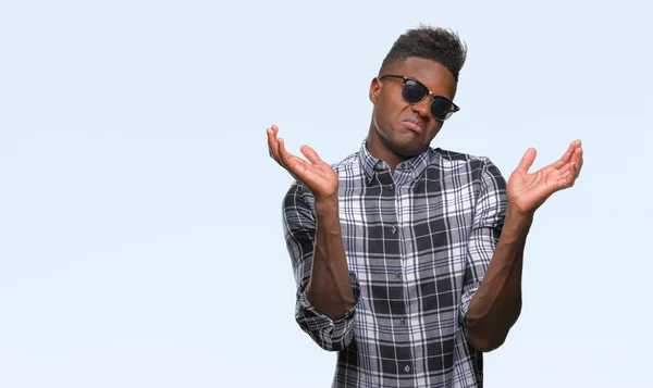 Молодий Афроамериканець Людиною Носити Сонцезахисні Окуляри Над Ізольованих Фон Clueless — стокове фото