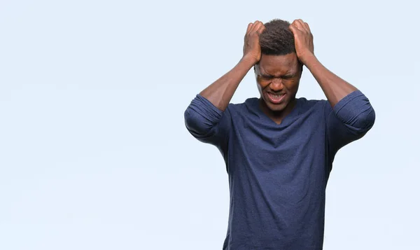 Jovem Afro Americano Sobre Fundo Isolado Sofrendo Dor Cabeça Desesperada — Fotografia de Stock