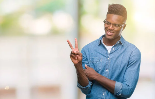 Unga Afroamerikanska Mannen Över Isolerade Bakgrund Leende Med Glada Ansikte — Stockfoto