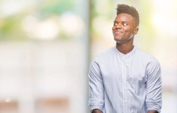 Unga Afroamerikanska Mannen Över Isolerade Bakgrund Leende Seende Sidan Och — Stockfoto