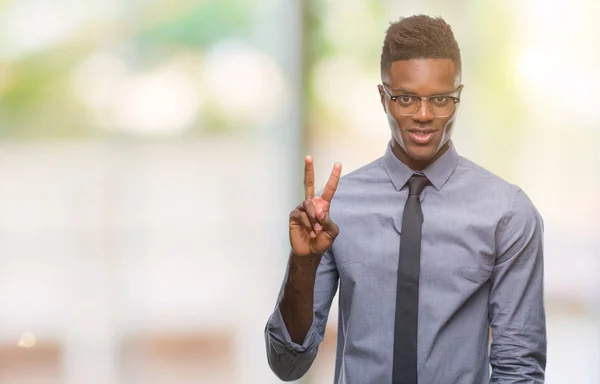 Unga Afroamerikanska Affärsman Över Isolerade Bakgrund Visar Och Pekar Uppåt — Stockfoto