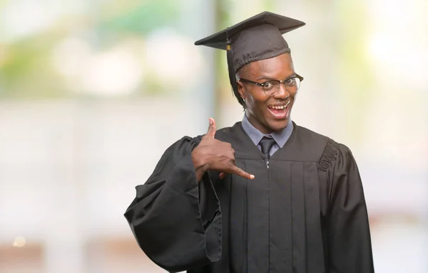 Fiatal Afroamerikai Férfi Diplomát Felett Mosolygó Csinál Elszigetelt Háttér Telefon — Stock Fotó