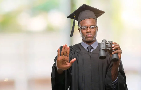 Молодой Дипломированный Африканский Американец Ищет Работу Используя Бинокль Открытой Рукой — стоковое фото