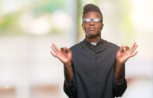 Fiatal Afro Amerikai Pap Ember Feletti Elszigetelt Háttér Pihenni Mosolyog — Stock Fotó