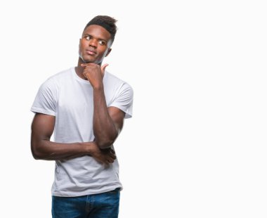 Afrikalı-Amerikalı genç çene düşünme hakkında soru, dalgın ifade üzerine el ile izole arka plan üzerinde. Düşünceli yüzüyle gülümsüyor. Şüphe kavramı.