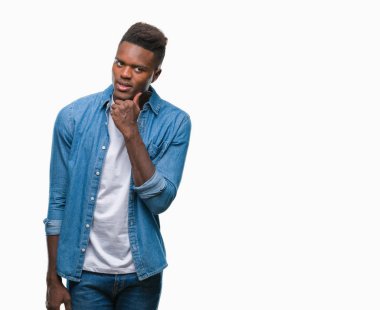 Afrikalı-Amerikalı genç çene düşünme hakkında soru, dalgın ifade üzerine el ile izole arka plan üzerinde. Düşünceli yüzüyle gülümsüyor. Şüphe kavramı.