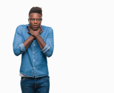 Genç Afro-Amerikan adam üzerinde arka plan bağırarak izole ve çünkü boğmak acı kendi ellerimle öldürürüm. Sağlık sorunu. Yaralarından ve intihar kavramı.