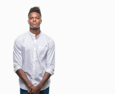 Afrikalı-Amerikalı genç yüzünde ciddi bir ifade ile izole arka plan üzerinde. Basit ve doğal kameraya bakıyor.