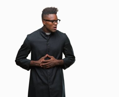 Genç Afrikalı-Amerikalı rahip adam mide üzerinde el ile izole arka plan üzerinde çünkü hazımsızlık, ağrılı hastalık hasta hissediyor. Ağrısı kavramı.