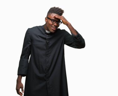 Genç Afro-Amerikan rahip adam izole arka plan çok mutlu ve gülümseyen uzakta el ile üzerine kafa arıyorum. Arama kavramı.