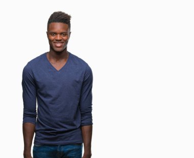 İzole arka plan ile bir mutlu ve güzel genç Afro-Amerikan adam yüzünde gülümseme. Şanslı kişi.