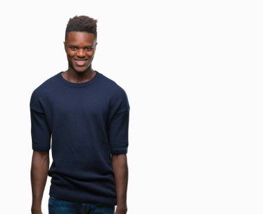 İzole arka plan ile bir mutlu ve güzel genç Afro-Amerikan adam yüzünde gülümseme. Şanslı kişi.