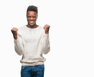 İzole arka plan kutlama üzerinde genç Afro-Amerikan adam şaşırttı ve başarı için kaldırdı kollarını açarak hayret ve gözleri açık. Kazanan kavramı.