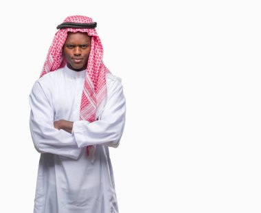 Geleneksel keffiyeh izole arka plan şüpheci ve sinir, onaylamayan ifade yüz çapraz kolları üzerinde giyen genç Arapça Afrika adam. Negatif kişi.