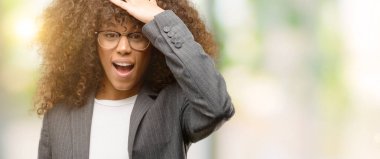 Afro-Amerikan iş kadın gözlük için hata, kafasına el ile sürpriz hata hatırlıyorum. Unuttum, kötü bellek kavramı.