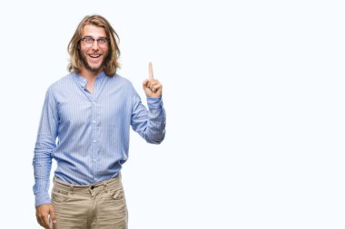 Yakışıklı delikanlı ile başarılı fikir izole arka plan işaret parmağı üzerinde gözlük takan uzun saçlı. Çıktıktan ve mutlu. Bir numara.