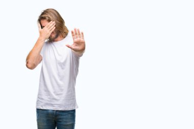 Genç yakışıklı adam uzun saçlı gözlüklü üzerinde izole arka plan kaplaması gözlerle eller ve üzgün dur jestle yapıyor ve korku ifadesi. Utandım ve negatif kavramı.