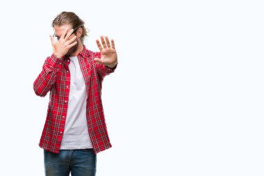 Genç yakışıklı adam uzun saçlı gözlüklü üzerinde izole arka plan kaplaması gözlerle eller ve üzgün dur jestle yapıyor ve korku ifadesi. Utandım ve negatif kavramı.