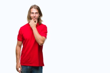 Yakışıklı delikanlı emin çapraz kollar ve çeneme kaldırdı el ile gülümseme ile kameraya bakarak izole arka plan üzerinde uzun saçlı. Pozitif düşünce.