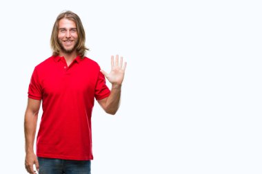 Gösterilen ve parmakları ile işaret izole arka plan üzerinde uzun saçlı Genç yakışıklı adam kendinden emin ve mutlu gülümseyerek süre beş numara.