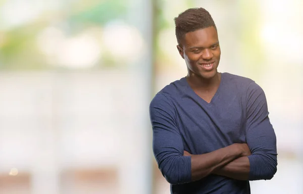 Unga Afroamerikanska Mannen Över Isolerade Bakgrund Glada Ansikte Ler Med — Stockfoto