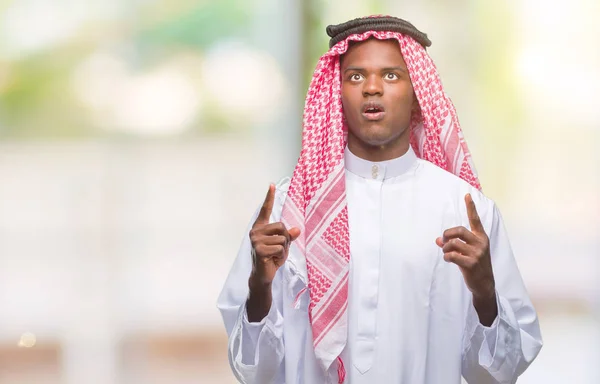 아랍어 아프리카 젊은이 전통적인 서구인을 손가락으로 가리키는 그리고 놀라게 — 스톡 사진