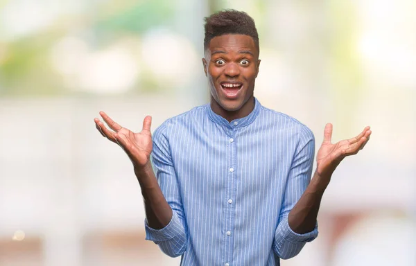 Unga Afroamerikanska Affärsman Över Isolerade Bakgrund Firar Crazy Och Förvånad — Stockfoto