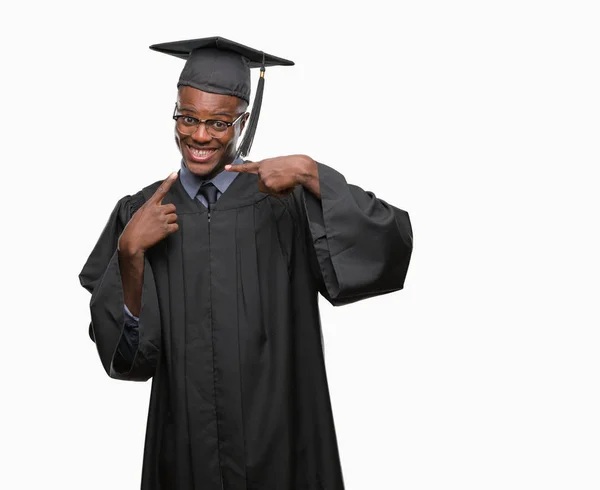 Young Studeerde Aan Afro Amerikaanse Man Geïsoleerde Achtergrond Glimlachend Vertrouwen — Stockfoto