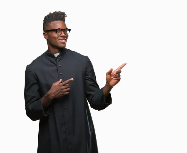 Genç Afro Amerikan Rahip Adam Gülümseyerek Iki Elleri Parmakları Ile — Stok fotoğraf