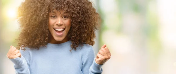Mujer Afroamericana Vistiendo Suéter Celebrando Sorprendida Sorprendida Por Éxito Con —  Fotos de Stock