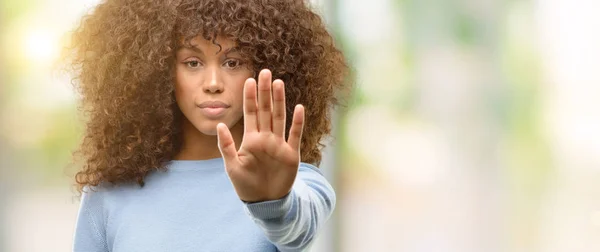 Mujer Afroamericana Usando Suéter Haciendo Parar Cantar Con Palma Mano — Foto de Stock